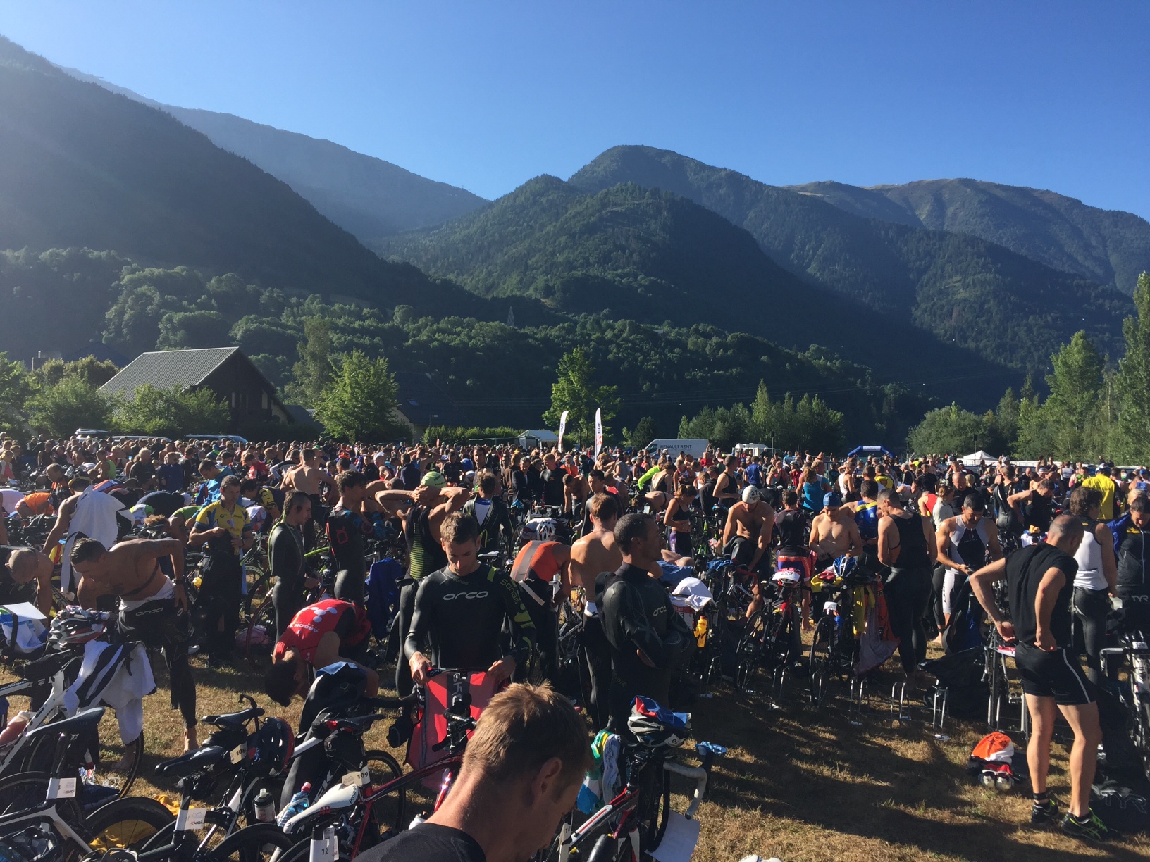 Triathlon EDF Alpe d’Huez LD : le départ dans quelques minutes