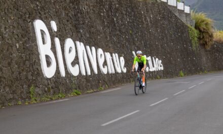 Maxime Chané atteint les sommets : Victoire épique à la Verticale des fous, le triathlon le plus haut du monde à La Réunion