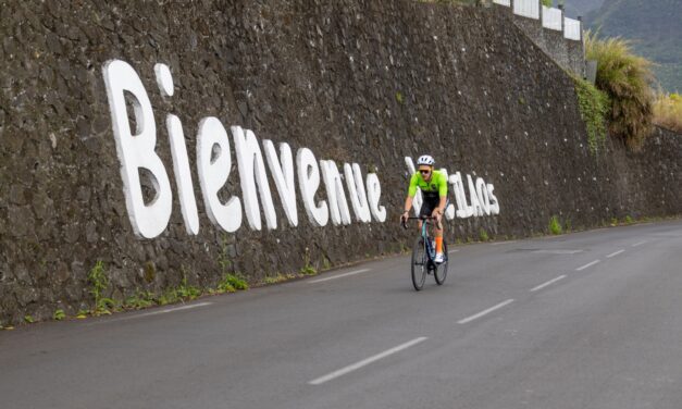 Maxime Chané atteint les sommets : Victoire épique à la Verticale des fous, le triathlon le plus haut du monde à La Réunion